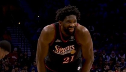 九游体育官方-越战越勇！恩比德单挑唐斯 碾到篮下转身勾手打成2+1