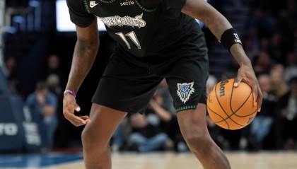 九游体育官方-横冲直撞！里德12投6中得15分7板3助3断1盖帽 正负值+30最高