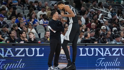 九游体育入口-米奇·约翰逊：文班状态火热 我们开场其实退防和沟通都不够好